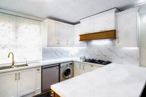 آشپزخانه نئوکلاسیک با کابینت‌های سفید
