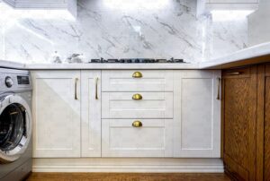 آشپزخانه نئوکلاسیک با کابینت‌های سفید