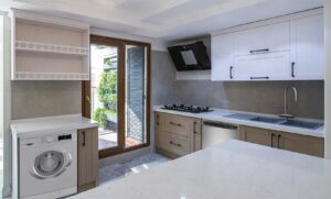 طراحی کابینت آشپزخانه نئوکلاسیک با صفحه سنگی