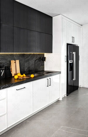آشپزخانه با صفحه رویی سنگ مشکی و کابینت روشن