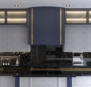 فضای آشپزخانه با ترکیب رنگ سرمه‌ای، سفید و طلایی