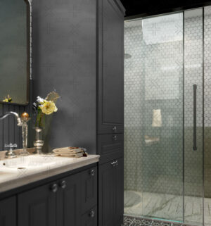 کابینت نئوکلاسیک روشویی در سرویس بهداشتی