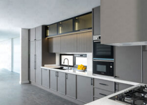 آشپزخانه با چیدمان L شکل و سینک زیر پنجره