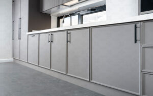 چیدمان کابینت‌ها با خطوط ساده و تقارن