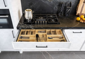 دکوراسیون آشپزخانه با تضاد رنگی سفید و مشکی