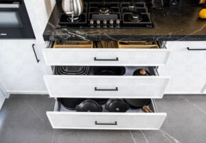 چیدمان متقارن کابینت‌ها در آشپزخانه نئوکلاسیک