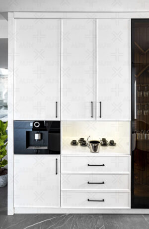 کابینت سفید نئوکلاسیک با خطوط صاف و قاب‌دار