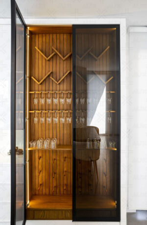 کابینت آشپزخانه با نور داخلی در ویترین شیشه‌ای