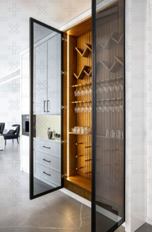 کابینت آشپزخانه با نور داخلی در ویترین شیشه‌ای