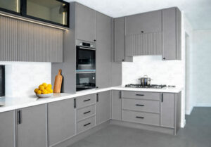 کابینت طوسی نئوکلاسیک با دستگیره مشکی