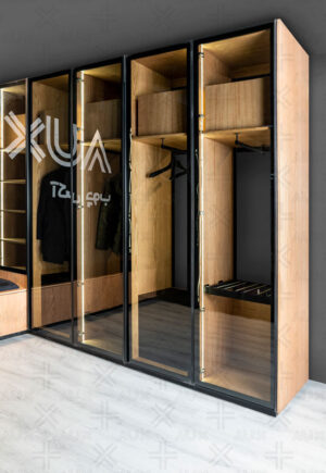 کمد لباس با بدنه چوب و در شیشه‌ای