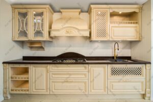 کابینت آشپزخانه ممبران با درب‌های مشبک، هود کلاسیک و شیر آب مشکی