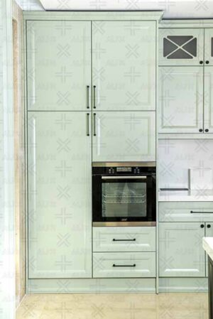 نمای کامل کابینت ممبران در آشپزخانه مدرن با نور طبیعی
