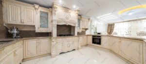 کابینت‌ ممبران با درب‌های طرح دار، ستون‌های منقوش و ویترین شیشه‌ای تزئینی