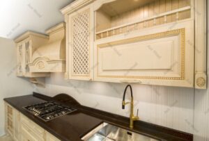 کابینت آشپزخانه ممبران با درب‌های مشبک، هود کلاسیک و شیر آب مشکی