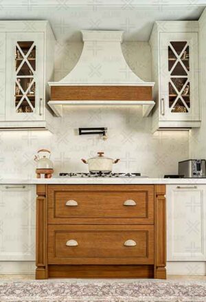 طراحی کابینت ممبران آشپزخانه سفید و چوبی با نورپردازی سقفی