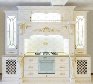 کابینت ممبران سفید با تزئینات طلایی منبت‌کاری شده و طراحی کلاسیک در اطراف گاز رومیزی