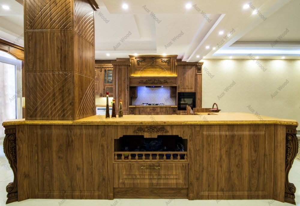 آشپزخانه با کابینت ممبران قهوه‌ای تیره و جزیره مرکزی بزرگ با صفحه کار چوبی