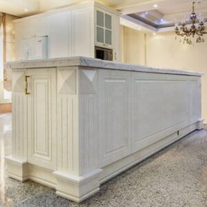 کابینت آشپزخانه ممبران با نورپردازی سقفی، نمای شیشه‌ای و دستگیره‌های طلایی
