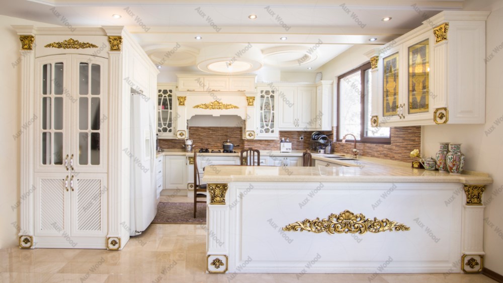 کابینت ممبران سفید با تزئینات طلایی و نورپردازی سقفی