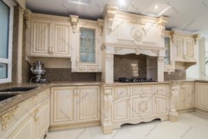 نمای روبرو از آشپزخانه‌ای با کابینت ممبران سنتی و صفحه سنگ قهوه‌ای