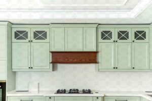 کابینت ممبران با ترکیب رنگ خاص در آشپزخانه نوساز کابینت ممبران مدرن با طراحی قرینه و کشوهای بلند