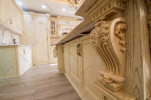 آشپزخانه کلاسیک با کابینت ممبران طرح چوب روشن