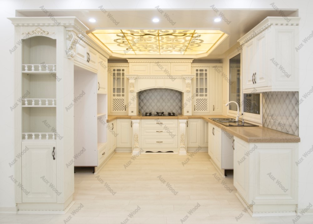 کابینت ممبران کلاسیک با رنگ کرم و نقش برجسته در آشپزخانه لوکس