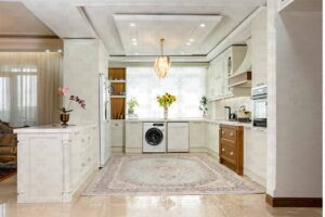 طراحی کابینت ممبران آشپزخانه سفید و چوبی با نورپردازی سقفی