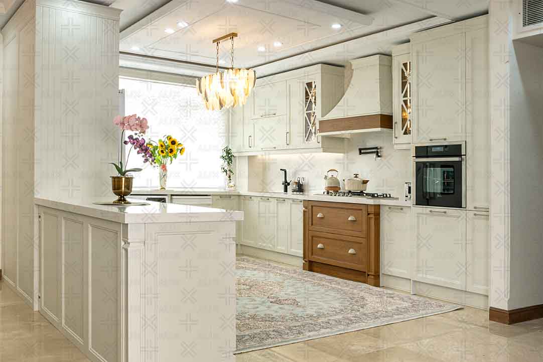 کابینت ممبران کلاسیک با جزیره سفید در آشپزخانه مدرن