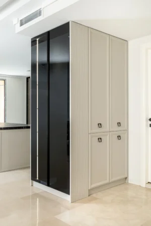 طراحی آشپزخانه نئو کلاسیک با استفاده از کابینت‌های سفید و مشکی