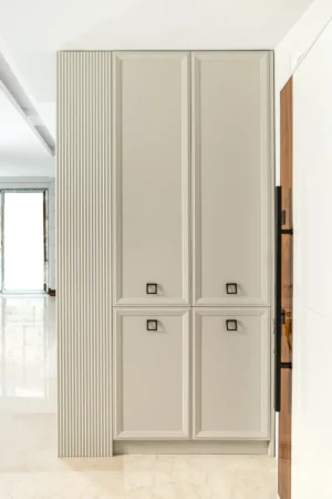 شپزخانه نئو کلاسیک سفید با دستگیره های مشکی