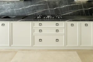 شپزخانه نئو کلاسیک با تضاد زیبای رنگ‌های مشکی و سفید