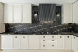 شپزخانه نئو کلاسیک با تضاد زیبای رنگ‌های مشکی و سفید در کابینت‌ها و طراحی ساده و شیک