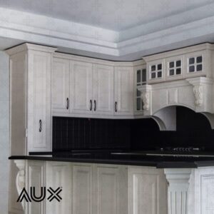 دکوراسیون آشپزخانه با کابینت روکش چوب سفید و دستگیره مشکی