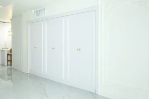 کمددیواری نعوکلاسیک سفید