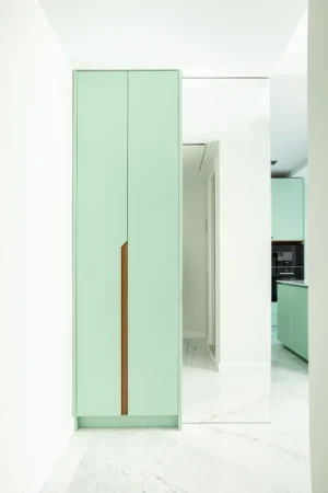 آشپزخانه نئو کلاسیک با کابینت‌های سبز نعناعی و جزئیات ظریف