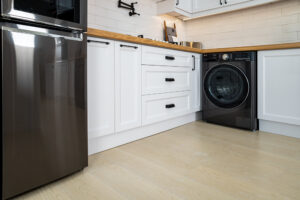 طراحی آشپزخانه نئو کلاسیک با تأکید بر جزئیات هنری