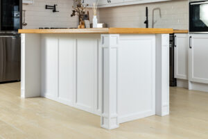 طراحی آشپزخانه نئو کلاسیک با تأکید بر جزئیات هنری