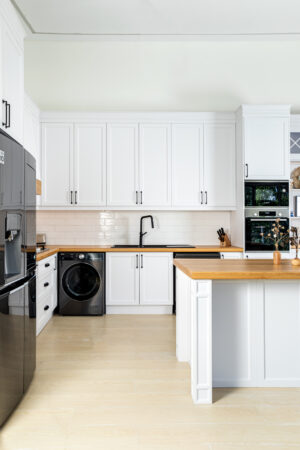 طراحی آشپزخانه نئو کلاسیک با تأکید بر جزئیات هنری