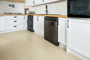 آشپزخانه‌ای با نمای آرامش‌بخش و کلاسیک مدرن