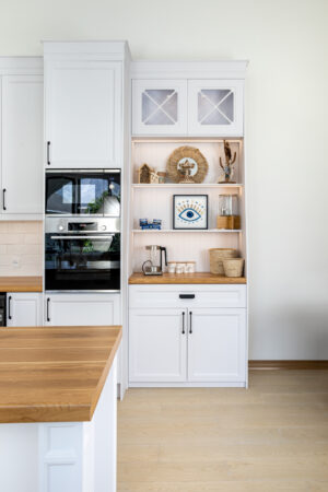 طراحی آشپزخانه نئو کلاسیک با تأکید بر جزئیات هنری