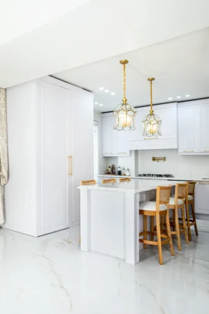 زیبایی آشپزخانه نئو کلاسیک با رنگ‌های روشن و شیک.