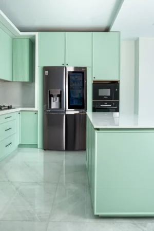 طراحی نئو کلاسیک آشپزخانه با کابینت‌های سبز نعناعی و جزئیات مدرن.