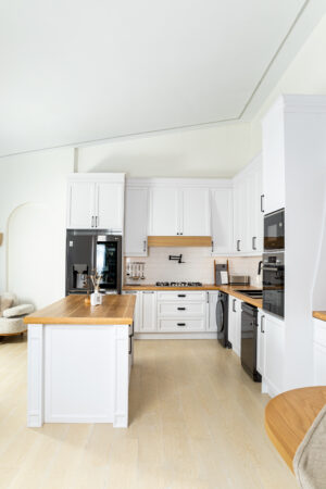 آشپزخانه نئو کلاسیک با کابینت‌های سفید و طلایی