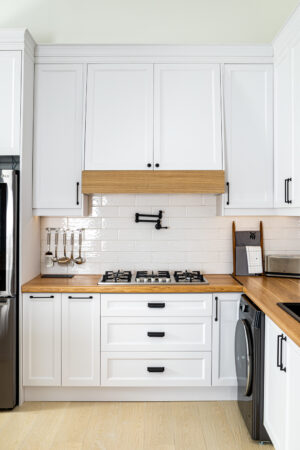 طراحی آشپزخانه نئو کلاسیک با جزئیات ظریف