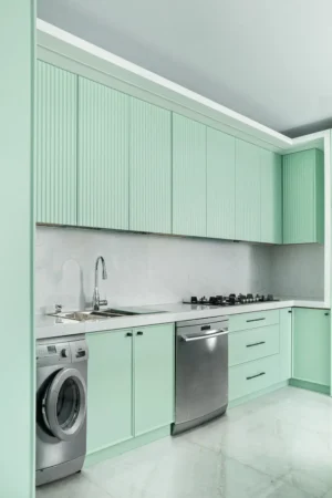 آشپزخانه با طراحی نئو کلاسیک و رنگ‌های پاستلی سبز نعناعی