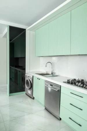 آشپزخانه با کابینت‌های نئو کلاسیک و رنگ‌های ملایم برای ایجاد فضایی آرا