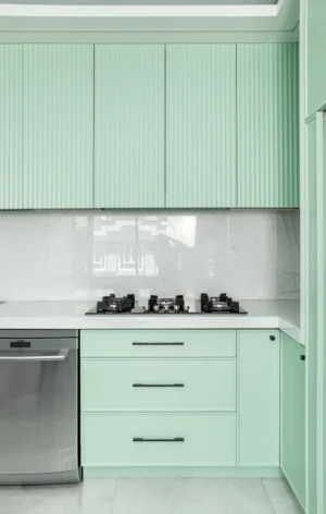 ترکیب زیبای سبک نئو کلاسیک و رنگ‌های ملایم در آشپزخانه