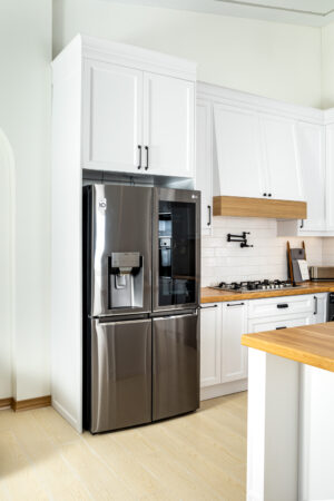 اشپزخانه کلاسیک با یخچال تو کار